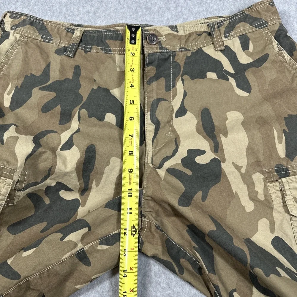 IZOD Men's Camouflage Cargo Shorts Size 34x10 Army Y2K Skater Baggy